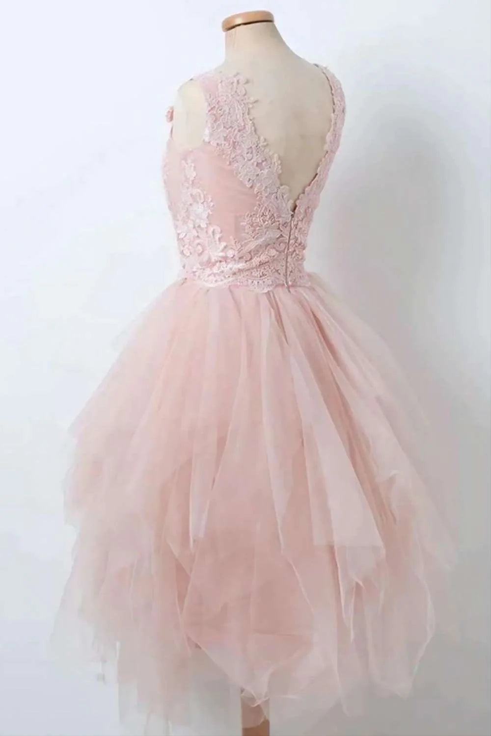 Elegante vestido asimétrico de tul para el regreso a casa